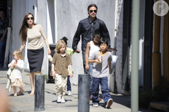 Brad Pitt passeia com os filhos