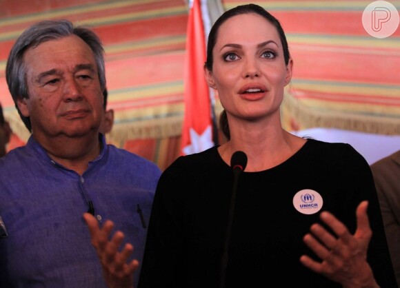Angelina Jolie discursa durante evento da ONU na Jordânia, em novembro de 2012