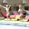Provocantes, Clara e Vanessa pularam na piscina com os seios descobertos