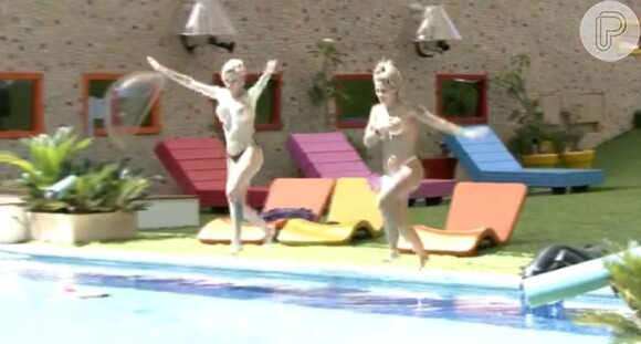 Provocantes, Clara e Vanessa pularam na piscina com os seios descobertos