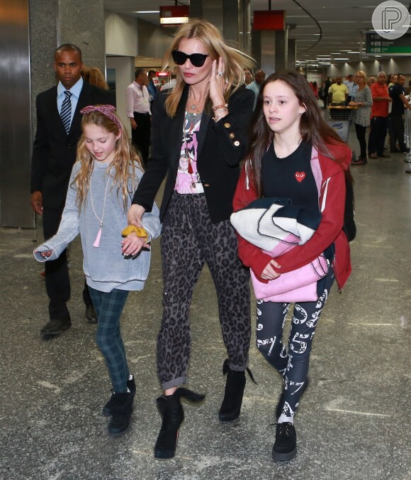 Kate Moss desembarca no Rio de Janeiro com a filha Lila Grace Moss , de 11 anos,