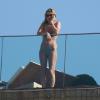 Kate Moss curte piscina do hotel Fasano, em Ipanema, no Rio, onde está hospedada, em 2 de abril de 2014