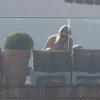 Kate Moss curte piscina do hotel Fasano, em Ipanema, no Rio, onde está hospedada, em 2 de abril de 2014