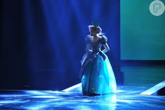 Bruna Linzmeyer sobe ao palco como a professora Juliana, personagem de 'Meu Pedacinho de chão' na festa 'Vem aí, da Globo
