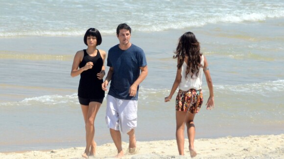 De peruca e com dublê, Nanda Costa grava com Marcelo Serrado em praia de nudismo