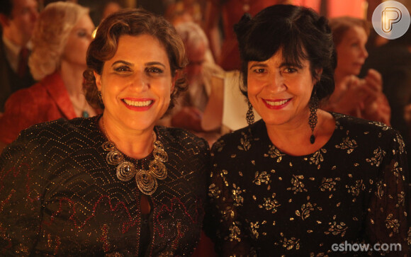 As autoras Thelma Guedes e Duca Rachid participam da cena final do último capítulo de 'Joia Rara', em 4 de abril de 2014