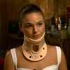 Isis Valverde tem usado um colar cervical para imobilizar o pescoço; atriz fraturou uma das vérbras ao sofrer um acidente de carro no Rio de Janeiro em janeiro de 2014
