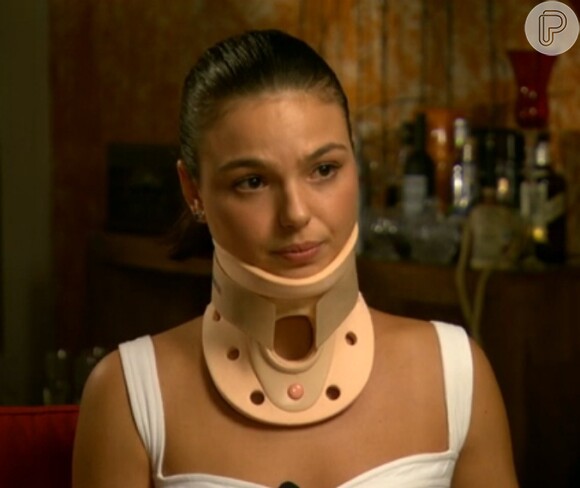 Isis Valverde tem usado um colar cervical para imobilizar o pescoço; atriz fraturou uma das vérbras ao sofrer um acidente de carro no Rio de Janeiro em janeiro de 2014