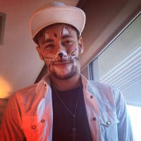 Neymar posta foto maquiado ao lado de Daniel Alves: 'Los gatitos'