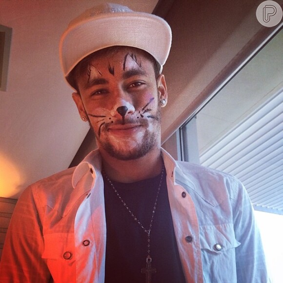 Neymar postou no Instagram nesta sexta-feira, 4 de abril de 2014, uma foto onde aparece com o rosto pintado 'de gatinho'. A irmã do jogador, Rafaella Santos, também entrou na brincadeira e postou uma imagem dele maquiado. 'Acho que vi um gatinho', legendou Rafaella a imagem publicada