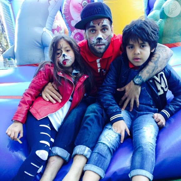 Daniel Alves postou uma foto maquiado ao lado dos filhos, Vitória e Daniel: 'Tudo pelas crianças', legendou a imagem