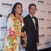Com um vestido colorido Isolda, Regina Casé posa ao lado do marido, o diretor Estevão Ciavatta