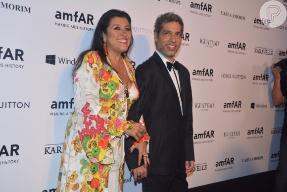 Com um vestido colorido Isolda, Regina Casé posa ao lado do marido, o diretor Estevão Ciavatta