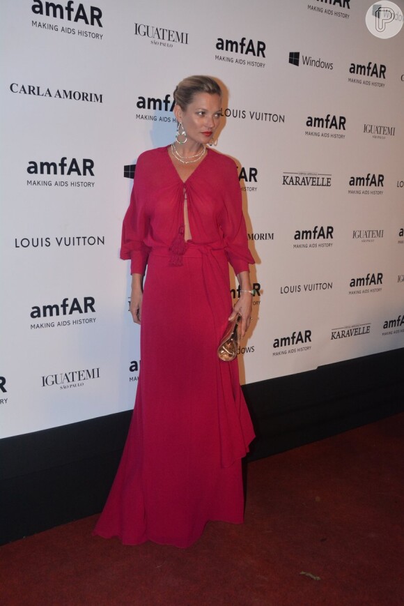 Kate Moss usa vestido vermelho Saint Laurent no baile da amfAR, em São Paulo