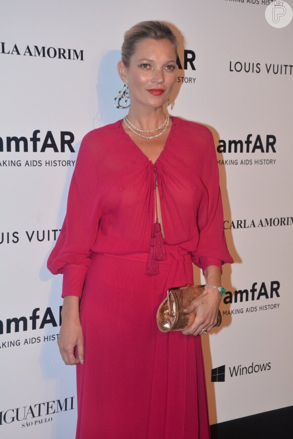 Kate Moss vai ao baile da amfAR, em São Paulo, com um vestido vermelho Saint Laurent
