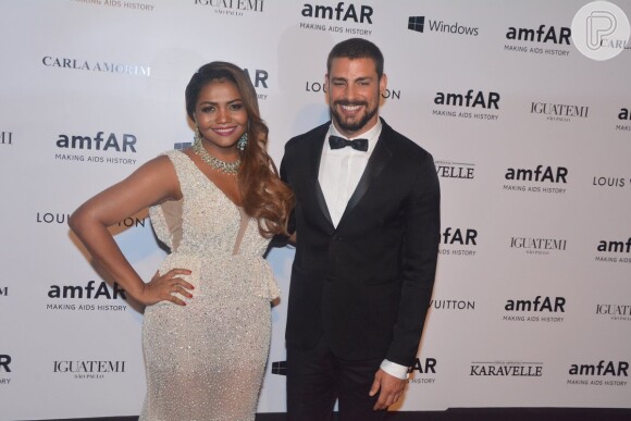 Cauã Reymond usou terno Armani e Gaby Amarantos, um vestido brilhoso no baile de Gala da amfAR