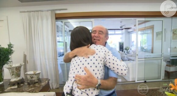 Renato Aragão abraça a apresentadora Renata Vasconcellos