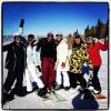 Jamie Mazur, marido de Alessandra Ambrósio, aparece ao lado da mulher e dos amigos esquiando na neve