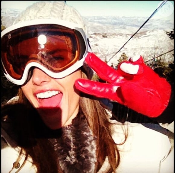 Alessandra Ambrósio dá um sorrisão e se mostra bem animada em passeio na neve