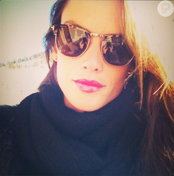 Alessandra Ambrósio aparece em foto de óculos escuro e batom rosa