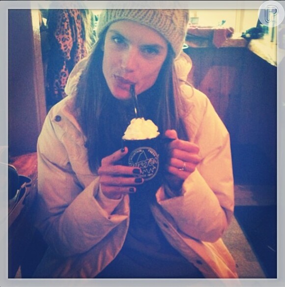 Alessandra Ambrósio posa tomando chocolate quente durante férias na neve nos Estados Unidos com amigos e o marido, Jamie Mazur, em 21 de janeiro de 2013
