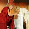 Dalai Lama e a atriz Sharon Stone participaram do evento 'Liderança no Século 21', no Centro de Ciências da Califórnia, em Los Angeles (EUA), em 26 de março de 2014