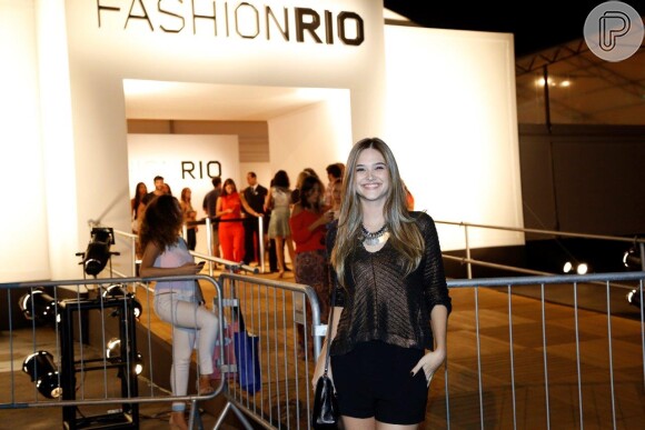 Juliana Paiva, de 'Além do Horizonte', usa shortinho e esbanja simpatia no Fashion Rio (9 de abril de 2014)