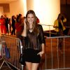 Juliana Paiva chega ao Fashion Rio e posa sorridente para fotos (9 de abril de 2014)