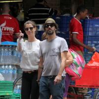 Alinne Moraes é clicada com cara amarrada em passeio com Mauro Lima no Rio