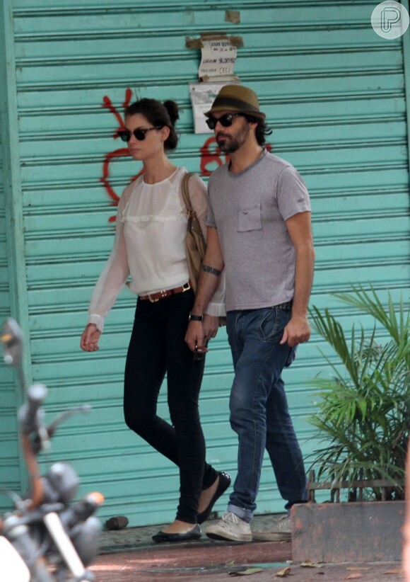 Alinne Moraes e o namorado, Mauro Lima, andam pelas ruas de Ipanema, no Rio, com cara de poucos amigos