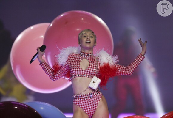 Miley Cyrus: 'Os homens podem agarrar suas virilhas todos os dias e ter vagabubas ao redor e ninguem fala nada'