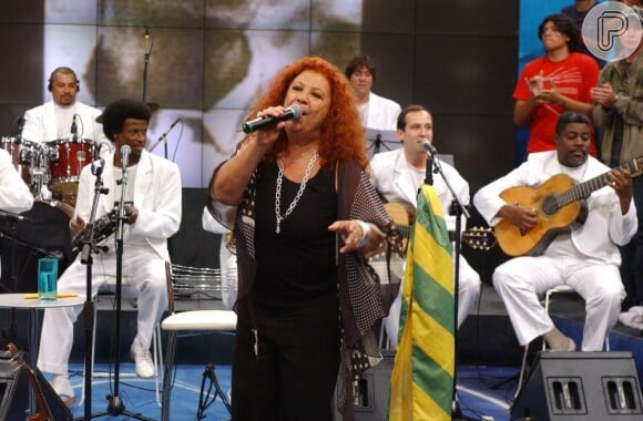 Beth Carvalho alfineta Roberto Carlos em show: 'Não é o rei'; cantora deu título a pagodeiro: 'Zeca Pagodinho é que é'