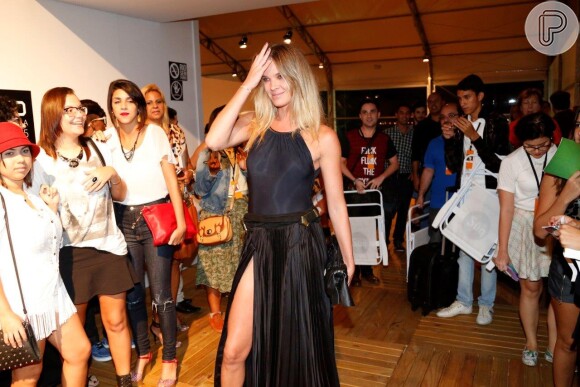 Letícia Birkheuer foi conferir o desfile da grife Lenny Niemeyer no último dia de Fashion Rio