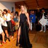 Letícia Birkheuer usou um maiô e uma saia com grande fenda para ir ao Fashion Rio