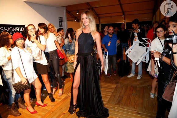 Letícia Birkheuer usou um maiô e uma saia com grande fenda para ir ao Fashion Rio