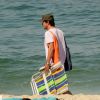 Marcelo Serrado aproveitou o sábado de sol para se refrescar na praia