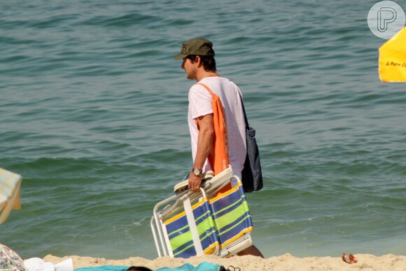 Marcelo Serrado aproveitou o sábado de sol para se refrescar na praia