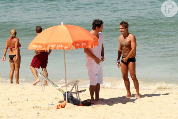 Durante o momento de lazer, Marcelo Serrado conversou com um amigo na beira da praia