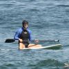 Marcelo Serrado vai à praia com a família, neste sábado, 12 de abril de 2014, e pratica stand up paddle