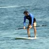 Marcelo Serrado vai à praia com a família, neste sábado, 12 de abril de 2014, e pratica stand up paddle