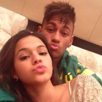 Bruna Marquezine e Neymar ainda trocam mensagens no celular com frequência