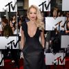 Rita Ora chamou a atenção no tapete vermelho do evento ao usar o vestido da brasileira