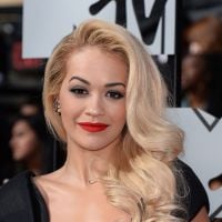 Rita Ora usa vestido super decotado de estilista brasileira no MTV Movie Awards