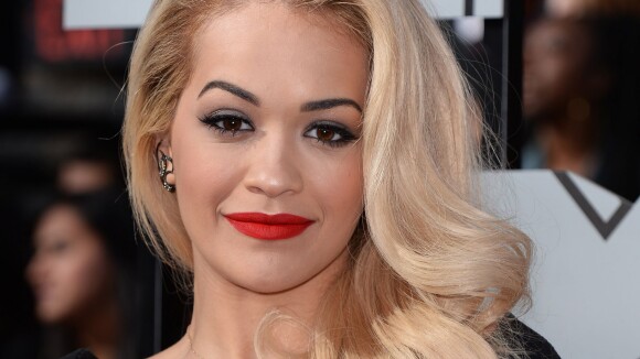Rita Ora usa vestido super decotado de estilista brasileira no MTV Movie Awards
