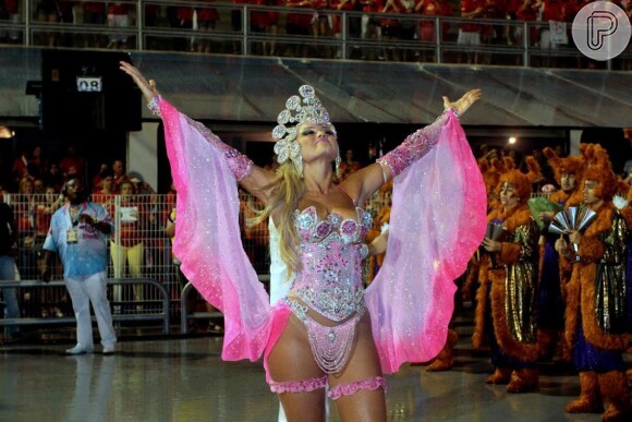 Ellen Rocche desfila pela 'Rosas de Ouro', de SP no carnaval 2014