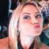 Ellen Rocche manda beijinho em selfie tirada na coletiva de lançamento de 'G3R4ÇÃO BR4S1L'