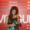 Sem aliança, a atriz Bruna Marquezine nega noivado com o jogador Neymar