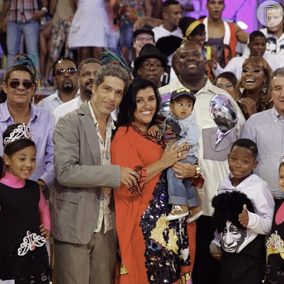 Regina Casé apresentou o filho caçula, Roque, ao lado do marido, Estevão Ciavatta, no palco do programa 'Esquenta' no último domingo, 13 de abril de 2014