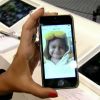 Regina Casé mostra foto do filho na tela do seu celular nos bastidores do programa 'Domingão do Faustão'