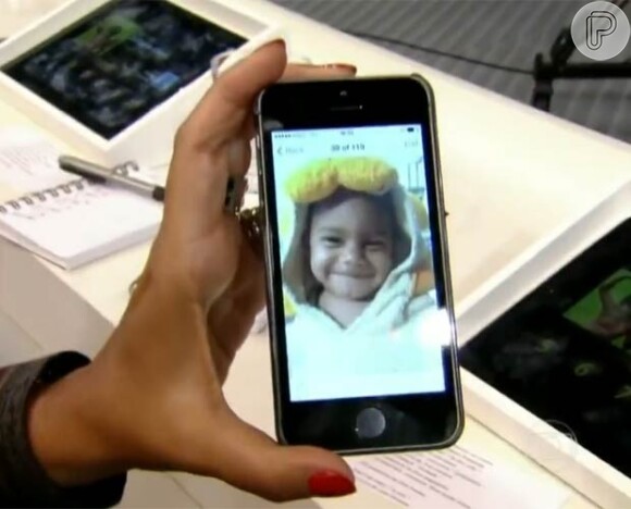 Regina Casé mostra foto do filho na tela do seu celular nos bastidores do programa 'Domingão do Faustão'